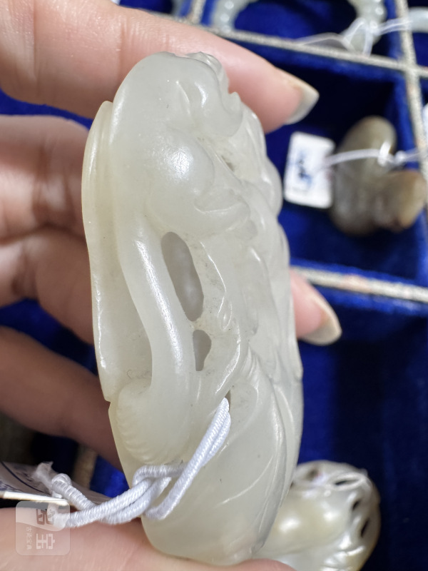 清 玉镂雕松鼠葡萄坠 - 图7